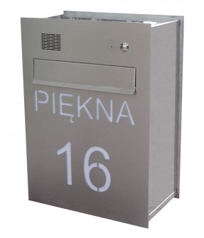 Skrzynka przelotowa pionowa z domofonem i napisem