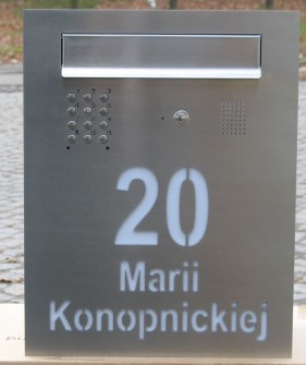 Skrzynka przelotowa pionowa z napisem, domofonem i szyfratorem