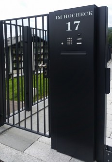 Słupek z szyfratorem, czytnikiem, wideodomofonem i napisem