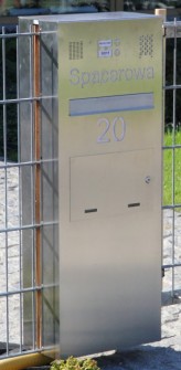 Stalowy słupek z domofonem i zamkiem szyfrowym