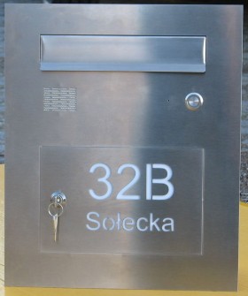 Stalowa skrzynka wtynkowa z domofonem i napisem