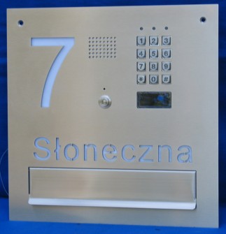 Przelotowa skrzynka Verona z domofonem, napisem i szyfratorem