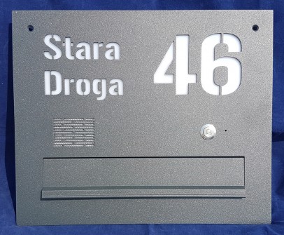 Lakierowana skrzynka Verona z napisem i domofonem