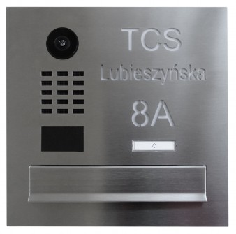 Skrzynka Verona z wideodomofonem DoorBird i napisem