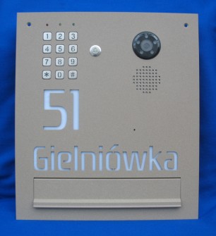 Skrzynka Verona z wideodomofonem Urmet, napisem i szyfratorem B880