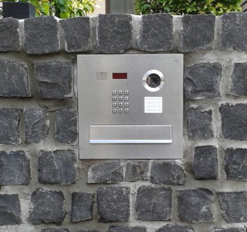 Stalowa skrzynka Verona z wideodomofonem
