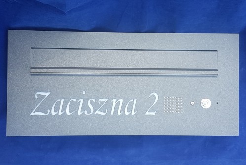 Lakierowana skrzynka Werbena z napisem i domofonem