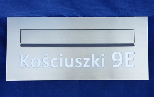 Stalowa skrzynka Westa z napisem i szerokim wrzutem