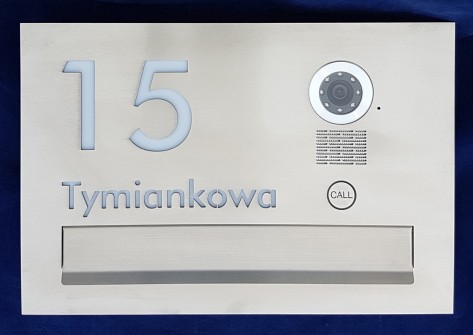 Skrzynka Werbena z napisem i wideodomofonem Vidos